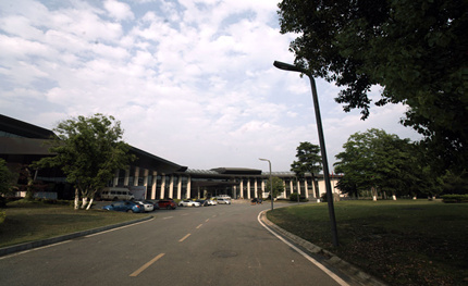 毫無違和感！“山水”路燈融入武漢東湖賓館山水間