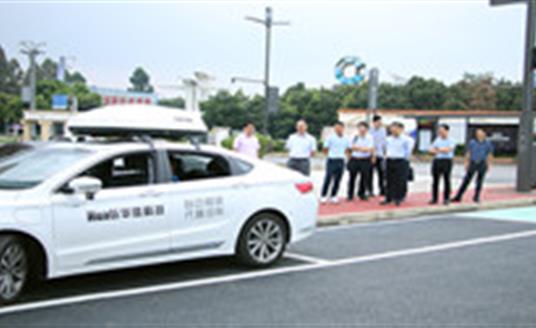 四川省經(jīng)信廳副廳長皮亦鳴蒞臨華體科技考察5G智慧燈桿發(fā)展情況