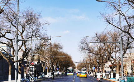 全國首例！北京無軌電車多桿合一